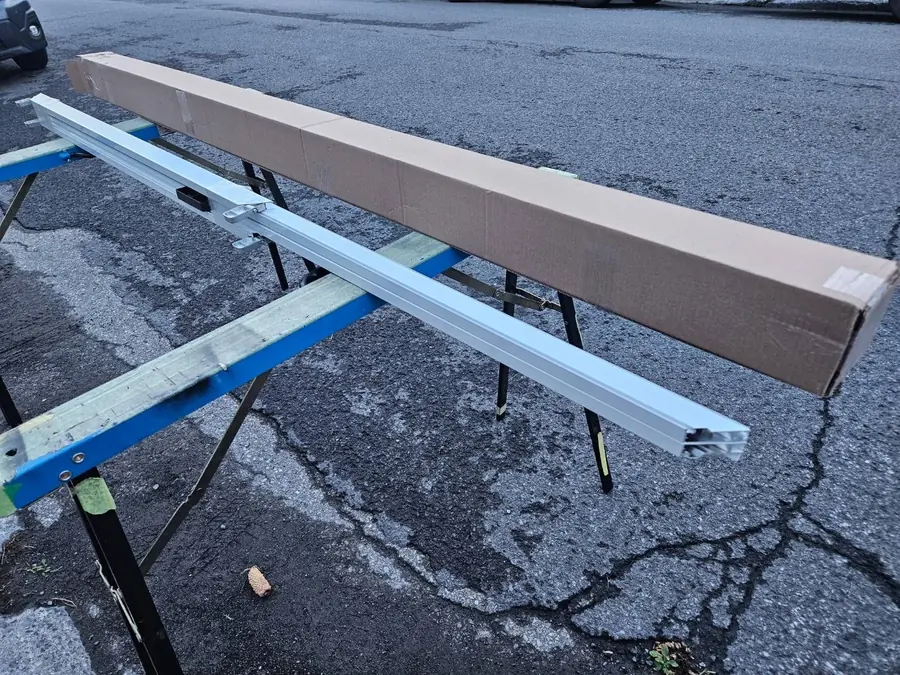 Profilé d’aluminium neuf sorti de sa boîte
