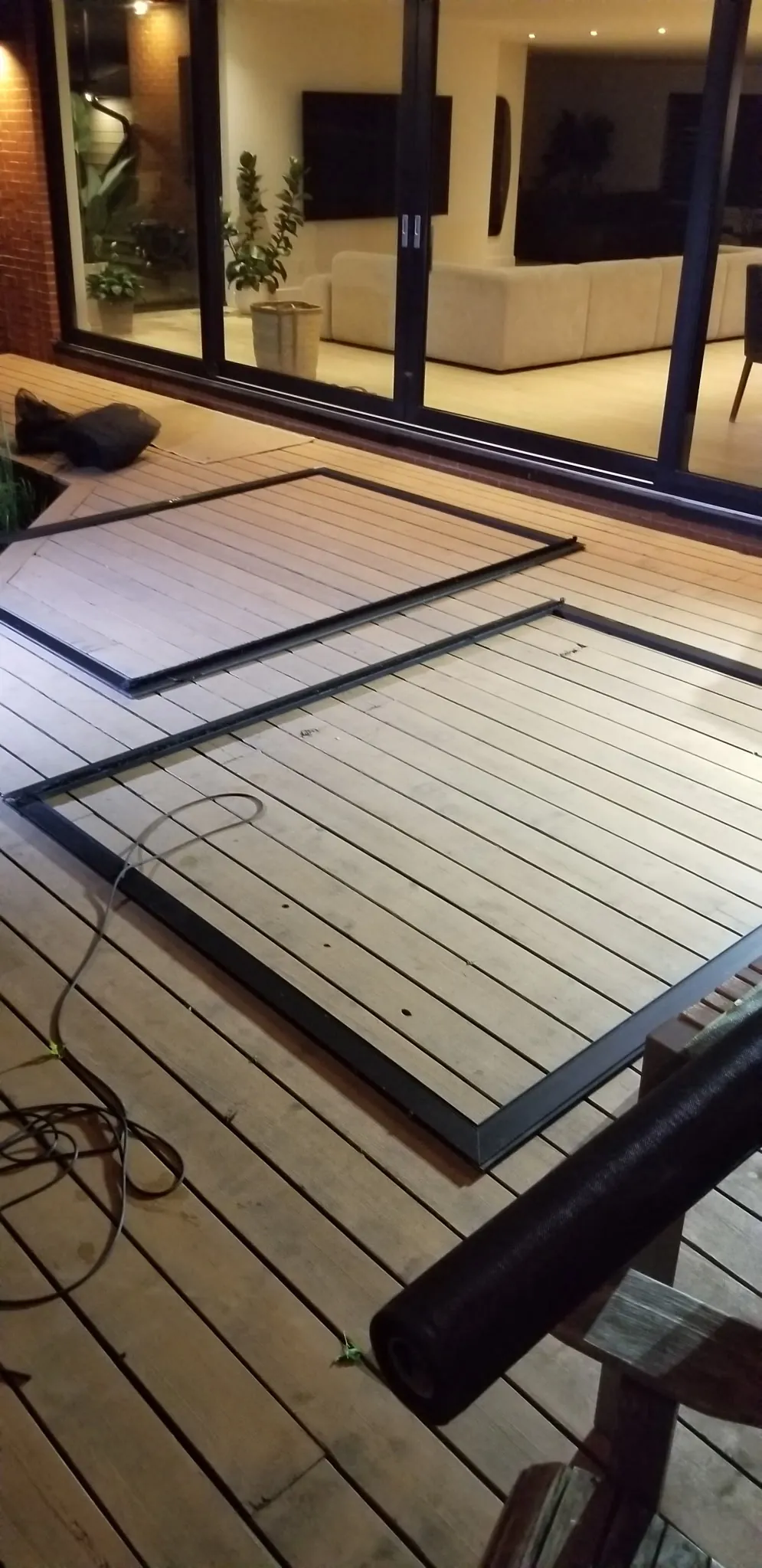 Cadres de porte-patio sans toile avec rouleau de toile neuve, sur une terrasse à Saint-Lambert