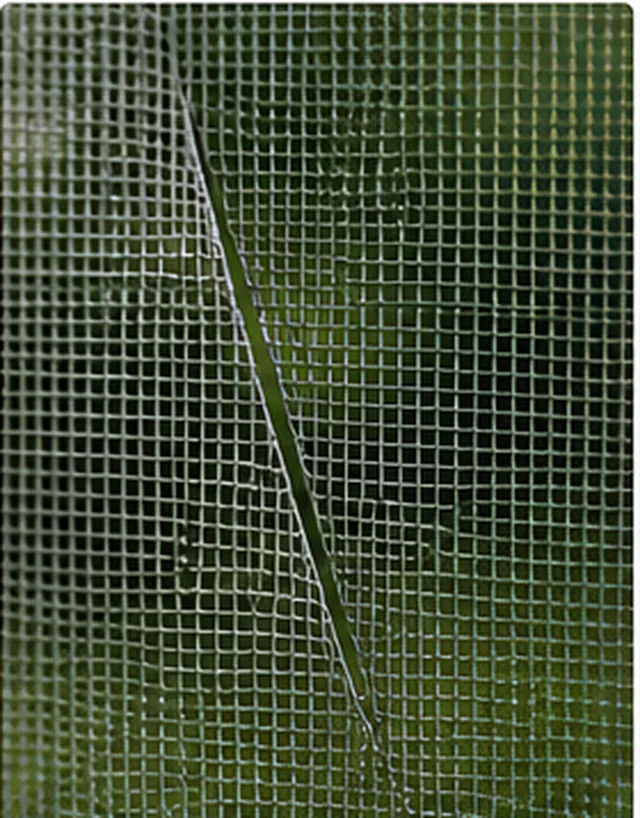 Coupure droite en diagonale dans la toile d’un moustiquaire