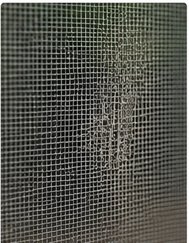 Toile de moustiquaire usée et décolorée par les UV