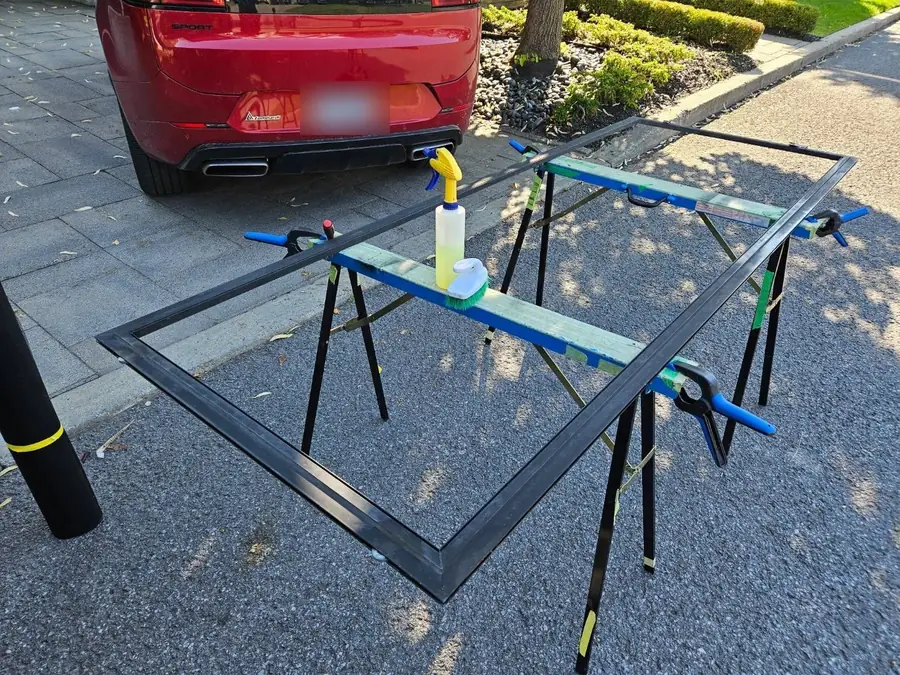 Cadre de porte-patio dénudé et nettoyé