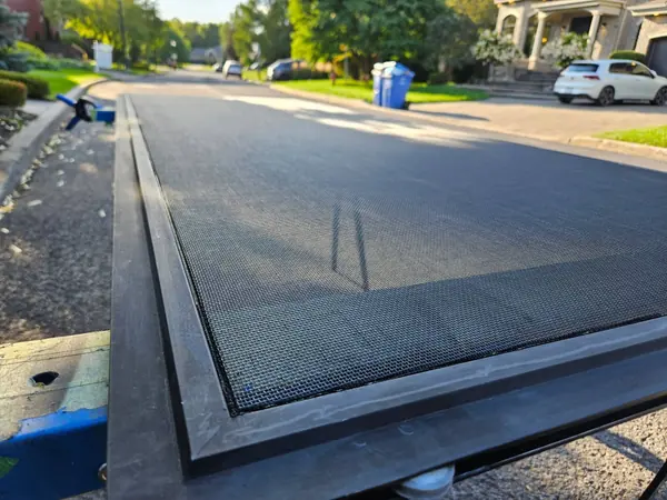Porte-patio retoilée par Moustiquaire Net Expert, toile tendue et jonc posé