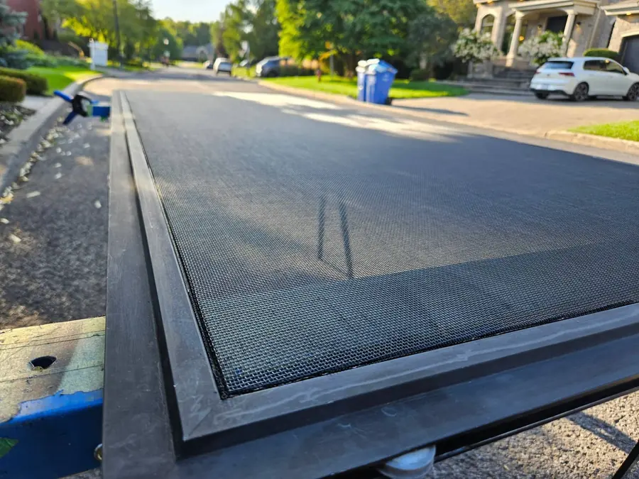 Porte-patio retoilée, toile tendue et jonc posé