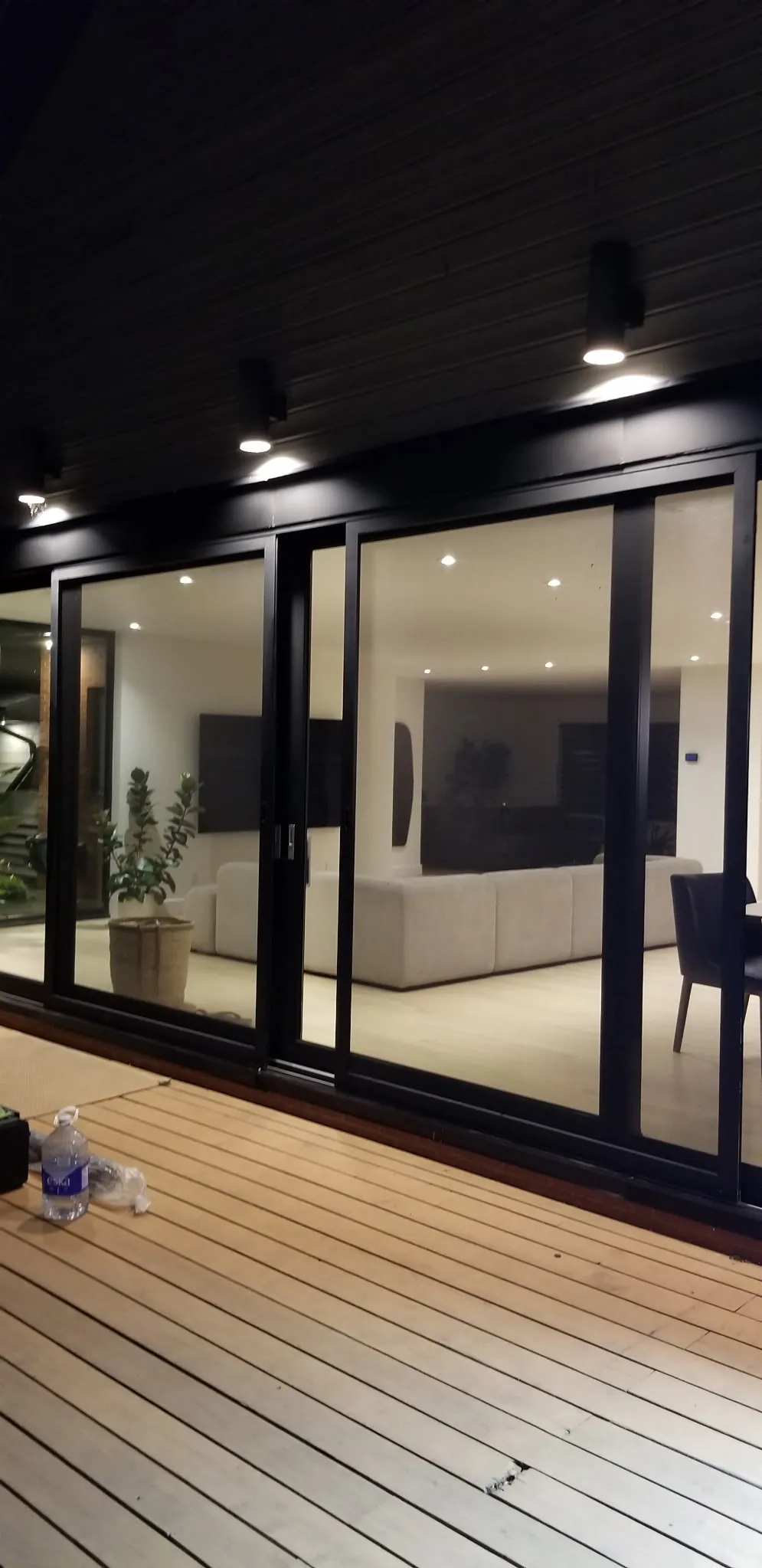 Portes-patio réinstallées avec moustiquaires neuves, vues de la terrasse le soir à Saint-Lambert