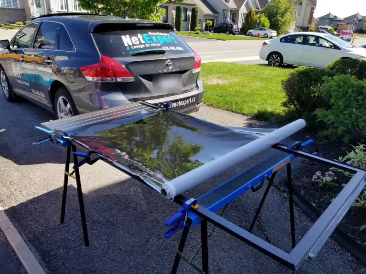 Rouleau de pellicule MICA déroulé sur un cadre de gazébo