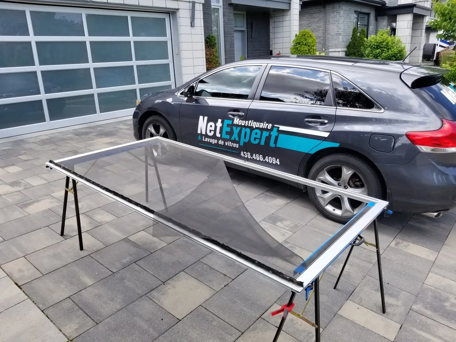 Le véhicule de Moustiquaire Net Expert devant une porte-patio en réparation